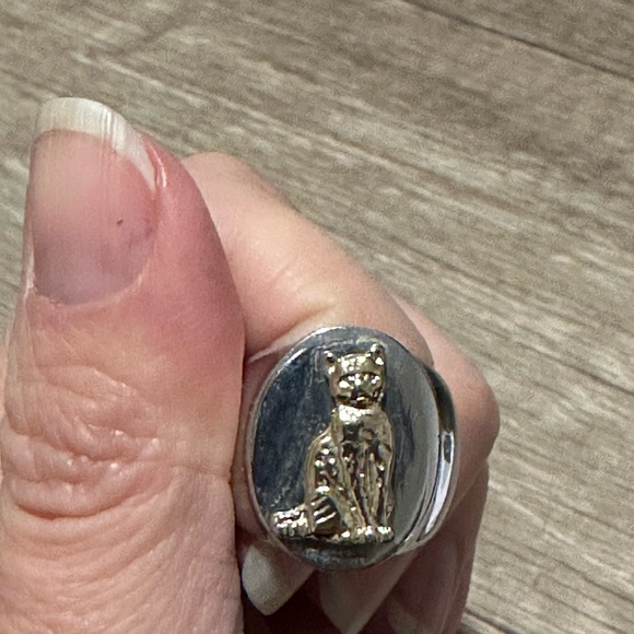 Urban Outfitters Silver Signet ring with Gold Cat Sz 6 - Picture 3 of 3